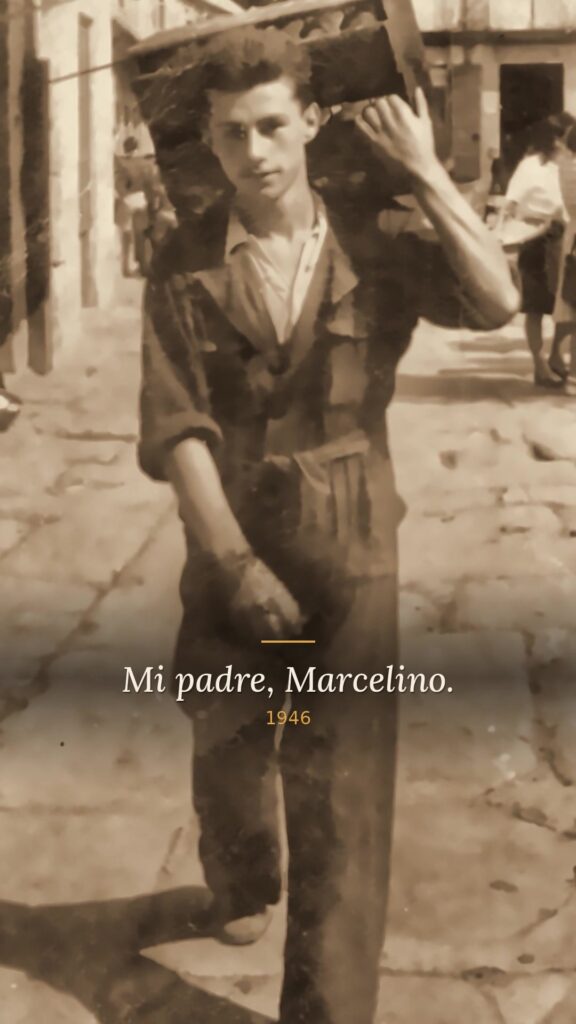 Marcelino repartiendo por las calles de Viveiro con una caja al hombro, 1946