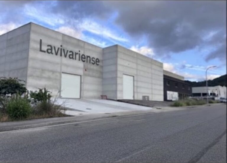 Nave de La Vivariense en el Polígono Industrial de Landrove, Viveiro